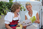 umfangreich ist das Programm der 3 Tage, das hier die Bayerische Mlchkönigin Katharina Schlattl und die Fränkische Weinkönigin Marion Wunderlich studieren (©Foto: Martin Schmitz)